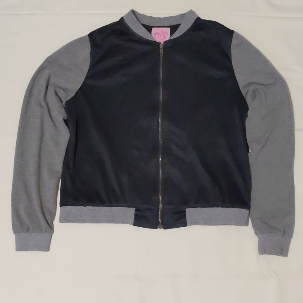 A jacket - Picture 2 of 4